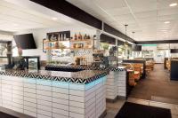 Un restaurante u otro lugar para comer en Ramada Plaza by Wyndham Portland