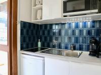 Kuchyňa alebo kuchynka v ubytovaní Appartement T2 Rénové à 2 min de la Plage, Centre Seignosse, Tout à Pied, Draps et Ménage Inclus - FR-1-239-812