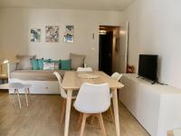 Televízia a/alebo spoločenská miestnosť v ubytovaní Appartement T2 Rénové à 2 min de la Plage, Centre Seignosse, Tout à Pied, Draps et Ménage Inclus - FR-1-239-812