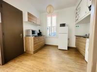 Kuchyňa alebo kuchynka v ubytovaní Maison cosy avec clim, WiFi, proche port et plages, 6 pers., Port-Vendres - FR-1-309-367
