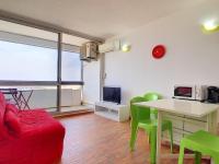 Telewizja i/lub zestaw kina domowego w obiekcie Studio côtier rénové climatisé avec parking privé, Carnon, aménagé pour 3 pers - FR-1-715-23