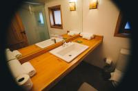 a bathroom with a sink and a large mirror at Pousada Aberdeen in Campos do Jordão