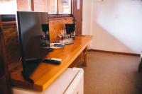a wooden counter top in a room with a refrigerator at Pousada Aberdeen in Campos do Jordão