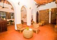 una sala de estar con sillas y una mesa en LITERATIUM, en Mompox
