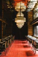 eine Reihe von Tischen und Stühlen in einem Zimmer mit Kronleuchtern in der Unterkunft Payaa Hotel in Pattaya