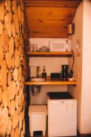 a small kitchen with a sink and a microwave at Pousada Aberdeen in Campos do Jordão