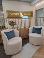 Dos sillas sentadas en una habitación con un cartel. en Executive Suite at Ellipse in Waterfall Midrand, en Midrand