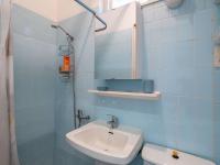 La salle de bains est pourvue de carrelage bleu, d&#39;un lavabo et de toilettes. dans l&#39;établissement Appartement Mimizan, 1 pièce, 3 personnes - FR-1-50-123, à Mimizan