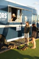 Zwei Personen und ein Hund stehen vor einem Imbisswagen in der Unterkunft Chincoteague Bay RV Resort & Cottages in Chincoteague