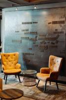 Dos sillas y una mesa frente a una pared con carteles. en Baltimore Marriott Waterfront, en Baltimore