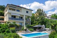 Bazén v ubytovaní Family friendly apartments with a swimming pool Opatija - Volosko, Opatija - 15071 alebo v jeho blízkosti
