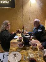 Un hombre y una mujer sentados en una mesa en Matha Pousada e Bistrô, en Lumiar