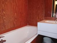 ein Badezimmer mit einer Badewanne und einem Waschbecken in der Unterkunft Appartement Valmorel, 1 pièce, 4 personnes - FR-1-356-284 in Valmorel