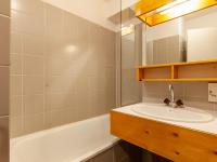 a bathroom with a sink and a bath tub at Appartement Méribel, 3 pièces, 6 personnes - FR-1-355-48 in Méribel