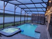 Winterfield Storey Lakeview 4173の敷地内または近くにあるプール