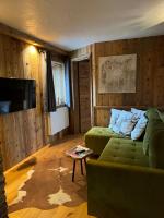 Televízia a/alebo spoločenská miestnosť v ubytovaní Chalet Apart Hansler