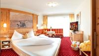 Łóżko lub łóżka w pokoju w obiekcie Hotel Alpina Wellness & Spa Resort