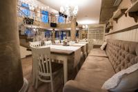 une salle à manger avec une longue table et des chaises dans l'établissement Hotel Victoria, à Panagyurishte