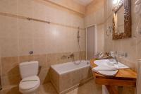 Koupelna v ubytování Archontiko Fiamegou Hotel&Spa