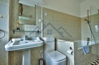 Łazienka w obiekcie LocaLise - M8 - Ty Geoland - Maison à deux pas du centre avec jardin au Guilvinec - Wifi inclus - Animaux bienvenus- Linge de lit inclus