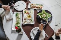 una persona tomando una foto de una mesa con comida en Geography, en Rivne
