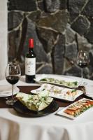 Una mesa con dos platos de comida y una botella de vino. en Geography, en Rivne