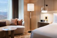 ein Hotelzimmer mit einem Bett, einer Couch und einem Tisch in der Unterkunft Durango Casino &amp; Resort in Las Vegas
