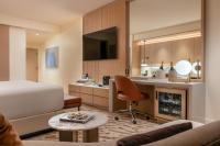 ein Hotelzimmer mit Bett und Kamin in der Unterkunft Durango Casino &amp; Resort in Las Vegas
