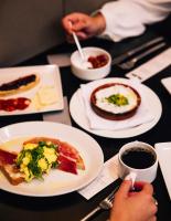 ホテルの敷地内または近くでの食事または食べ物