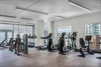 AC Hotel by Marriott Denver Downtownにあるフィットネスセンターまたはフィットネス設備