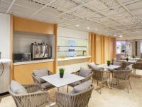 um restaurante com mesas e cadeiras e uma cozinha em Hotel Mesaluna Near American Consulate em Ciudad Juárez