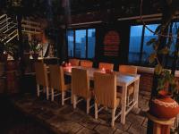 ルンミンデーイにあるHotel Ananda Innのダイニングルーム(キャンドル付きのテーブルと椅子付)