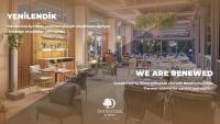 un rendu d'un restaurant avec des tables et des chaises dans l'établissement DoubleTree by Hilton Hotel Istanbul - Tuzla, à Istanbul