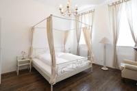 A bed or beds in a room at Vintagehome Schönbrunn