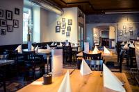 un restaurante con mesas y sillas con servilletas blancas. en Der Kaiserhof Ried, en Ried im Innkreis