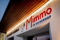 un cartel en el costado de un edificio en Der Kaiserhof Ried, en Ried im Innkreis