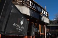 サン・シャフレにあるGrand Hôtel & Spa NUXE Serre Chevalierのグランドレッジストリートセンターと書かれた看板