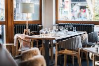 サン・シャフレにあるGrand Hôtel & Spa NUXE Serre Chevalierのメガネをかけたテーブル