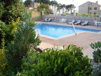 Una piscina en un patio con sillas alrededor. en Hotel Torres Touriño, en Sanxenxo