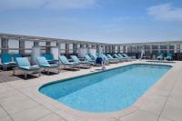 Hyatt House LAX Century Blvdの敷地内または近くにあるプール