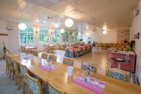 um quarto grande com uma grande mesa e cadeiras em Hotel Dolgesheim em Dolgesheim