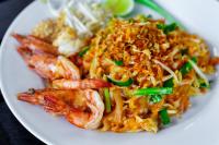 um prato branco de alimentos com camarão e arroz em Yao Bada Badoo Boutique Resort em Ko Yao Yai