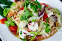 um prato branco de comida com uma salada em Yao Bada Badoo Boutique Resort em Ko Yao Yai