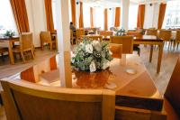 圣地亚哥-德尔埃斯特罗HT Hotel Deluxe Resort & SPA的用餐室,配有鲜花桌