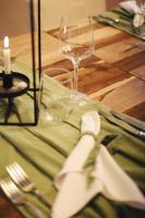 een tafel met een wijnglas, een servet en een kaars bij Estancia La Paz Hotel in Ascochinga