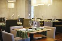 een eetkamer met tafels en stoelen met wijnglazen bij Estancia La Paz Hotel in Ascochinga