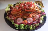 Hospedaje y Restaurante la cocina de Mami في مويوجالبا: طبق طعام يحتوي على خس وخضراوات