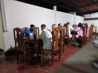 Hospedaje y Restaurante la cocina de Mami في مويوجالبا: مجموعة من الأشخاص يجلسون على طاولة