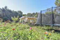 Ogród w obiekcie Wood Chalet 1 Monaco Forest La Turbie - Sleeps 5 people