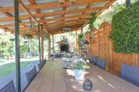 Ogród w obiekcie Wood Chalet 1 Monaco Forest La Turbie - Sleeps 5 people